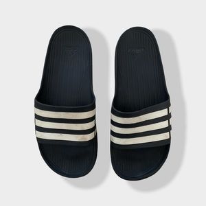 9.5 adidas slipps